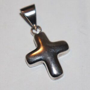 Beautiful sterling silver cross pendant 1.5" with clasp in length. 925 SS.



.
